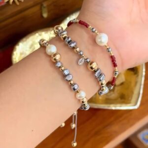 pulsera dorada y plateada con perlita