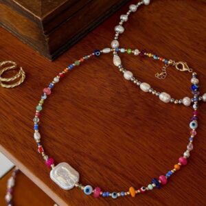 collar piedritas de colores con perlita